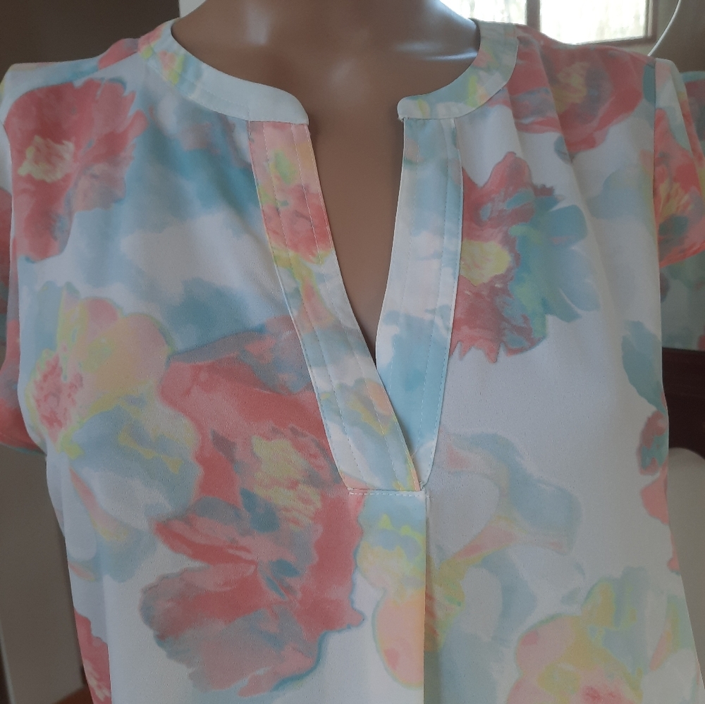 🏷SOLD. Calvin Klein. Medium floral blouse. I ❤️ Bundles - Picture 6 of 6